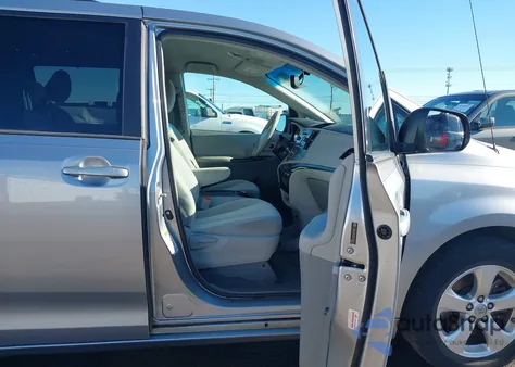 2013 Toyota Sienna Le V6 8 Passenger z USA, uszkodzony, nr VIN 5TDKK3DCXDS318543